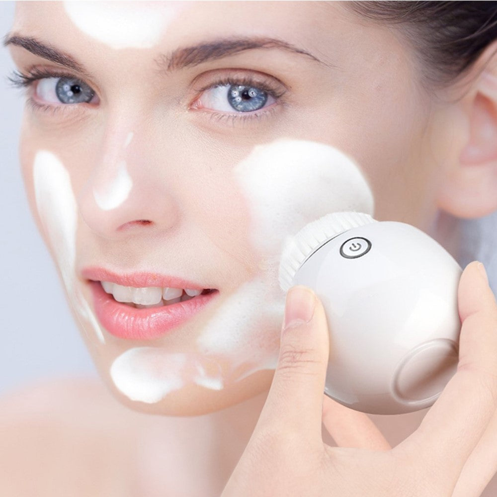 Dispozitiv care vibrează pentru curățarea profundă a feței